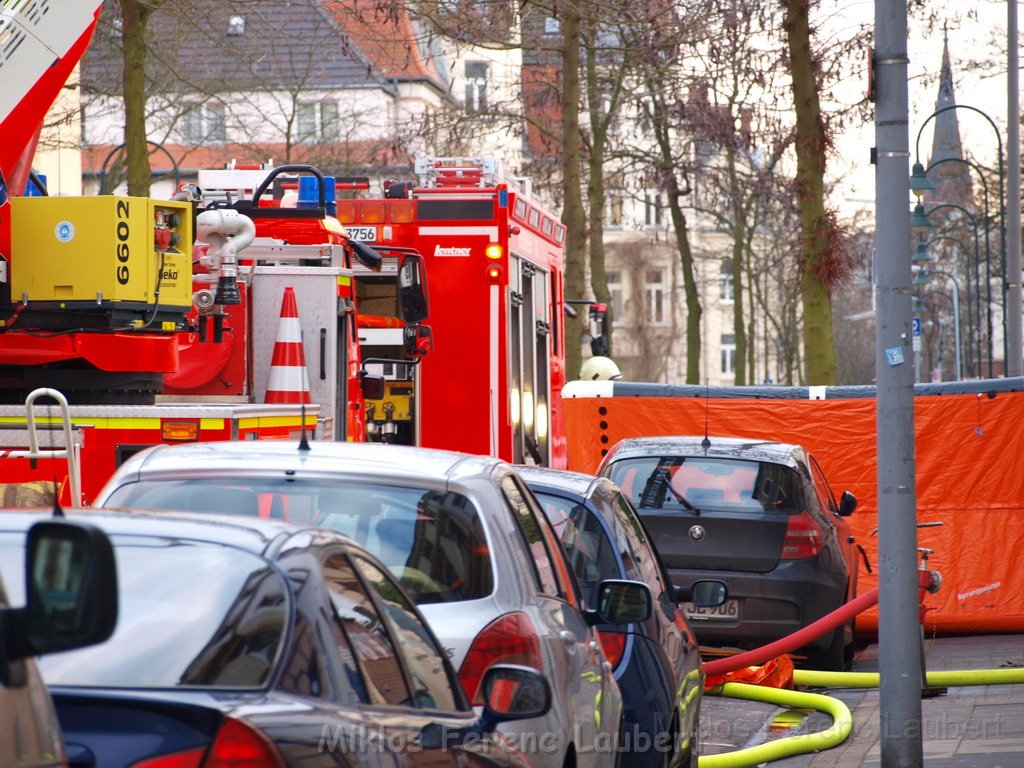 Einsatz Feuerwehr SEK Polizei Koeln Nippes Merheimerstr P110.JPG